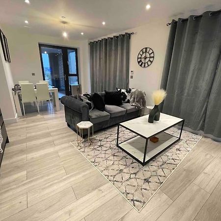 Stylish And Cosy 2 Bedroom Flat In Кройдон Екстериор снимка