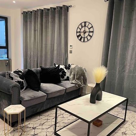 Stylish And Cosy 2 Bedroom Flat In Кройдон Екстериор снимка