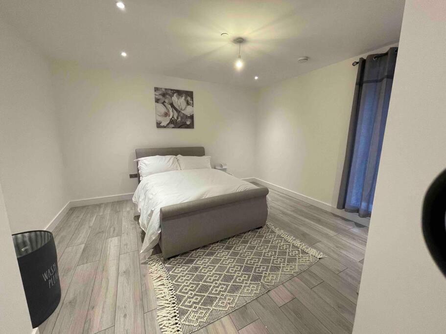 Stylish And Cosy 2 Bedroom Flat In Кройдон Екстериор снимка