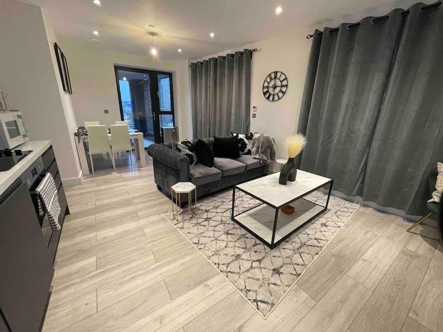 Stylish And Cosy 2 Bedroom Flat In Кройдон Екстериор снимка