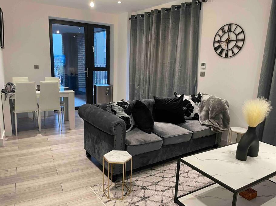Stylish And Cosy 2 Bedroom Flat In Кройдон Екстериор снимка