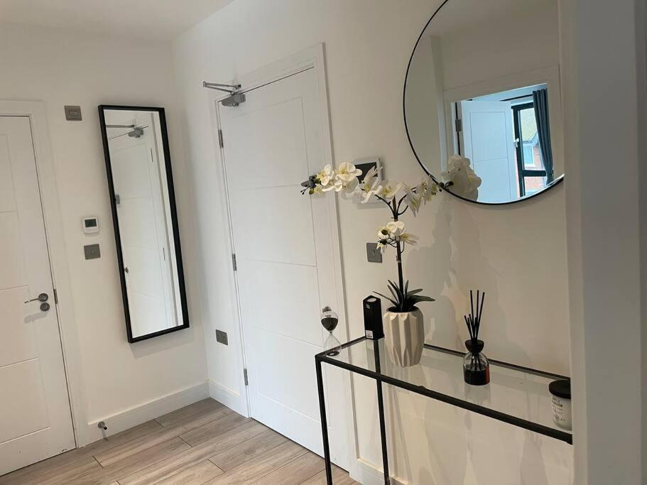 Stylish And Cosy 2 Bedroom Flat In Кройдон Екстериор снимка