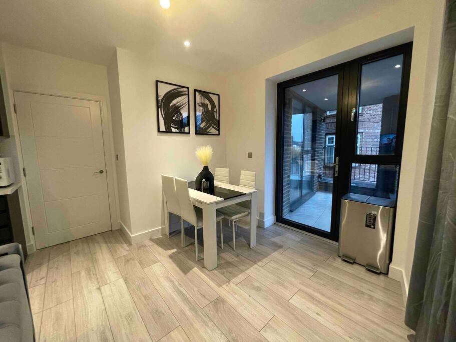 Stylish And Cosy 2 Bedroom Flat In Кройдон Екстериор снимка