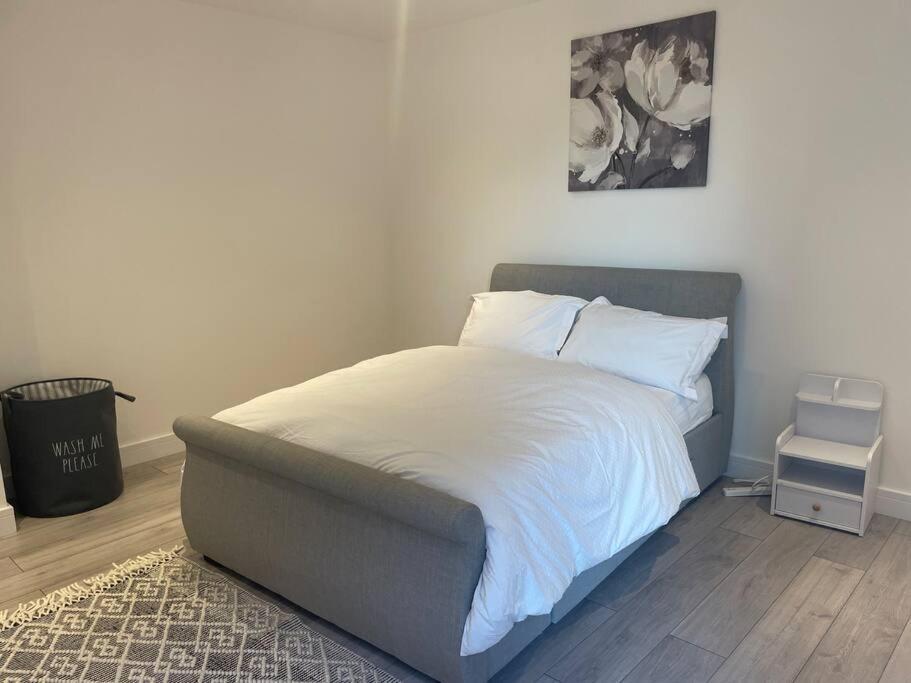 Stylish And Cosy 2 Bedroom Flat In Кройдон Екстериор снимка