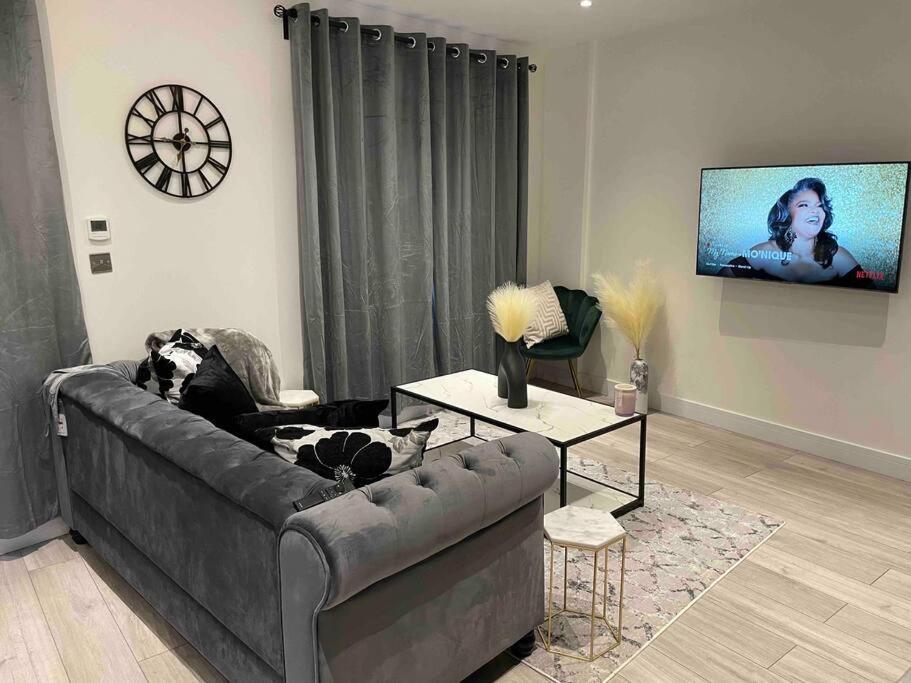 Stylish And Cosy 2 Bedroom Flat In Кройдон Екстериор снимка