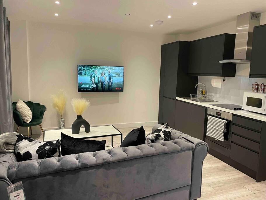 Stylish And Cosy 2 Bedroom Flat In Кройдон Екстериор снимка