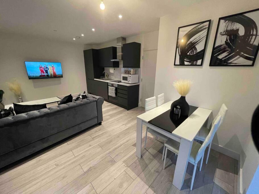 Stylish And Cosy 2 Bedroom Flat In Кройдон Екстериор снимка