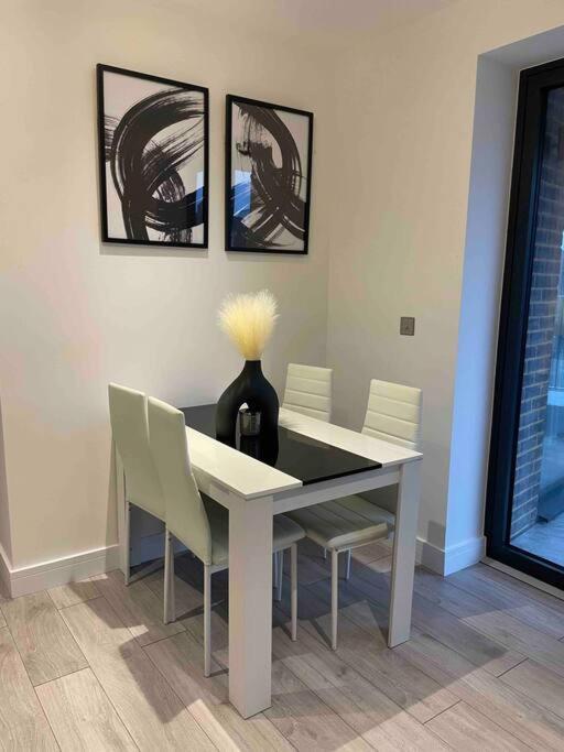 Stylish And Cosy 2 Bedroom Flat In Кройдон Екстериор снимка