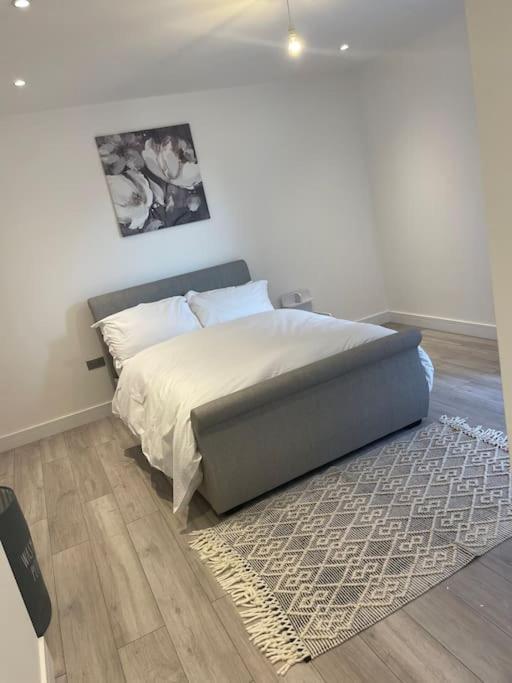 Stylish And Cosy 2 Bedroom Flat In Кройдон Екстериор снимка