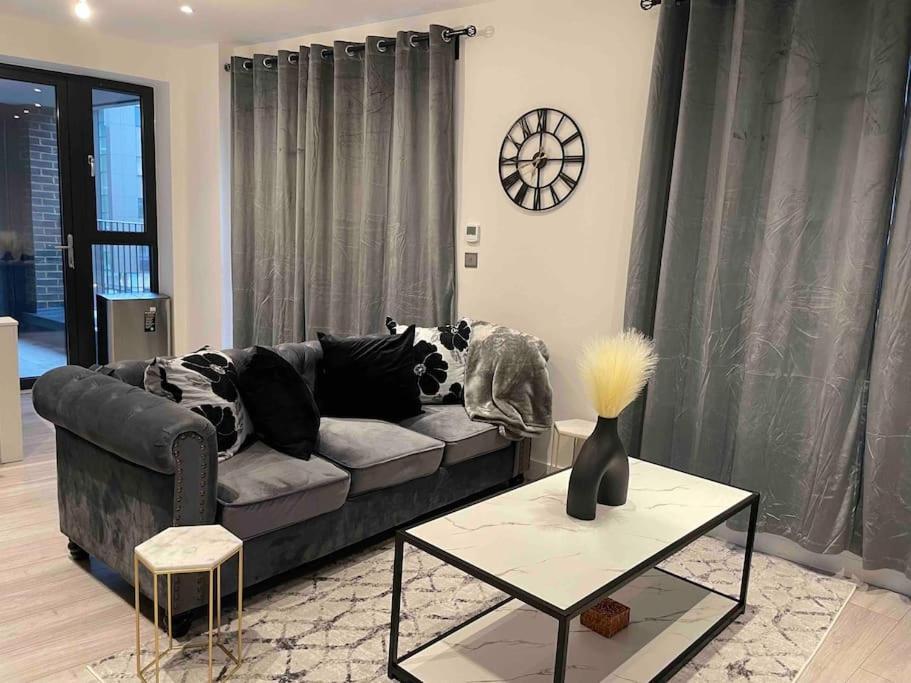 Stylish And Cosy 2 Bedroom Flat In Кройдон Екстериор снимка