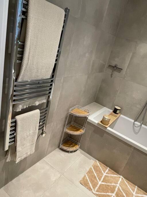 Stylish And Cosy 2 Bedroom Flat In Кройдон Екстериор снимка